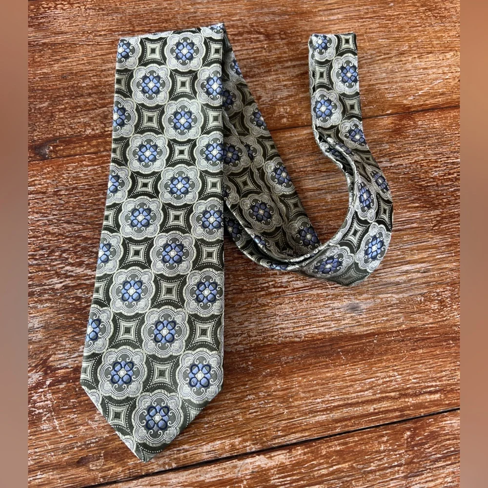 Jos. A. Bank Men’s Silk Tie Signature Collection Green Blue Medallion Motif EUC